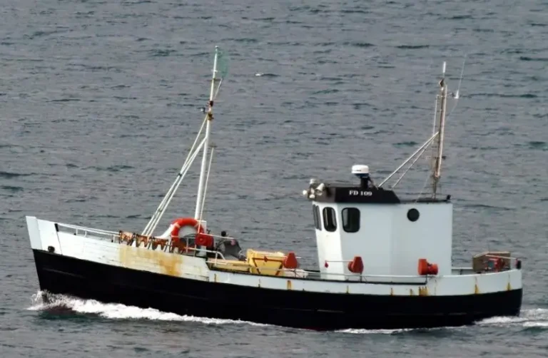 útróðrarbátur, við stórum fiskiloyvi, til sølu