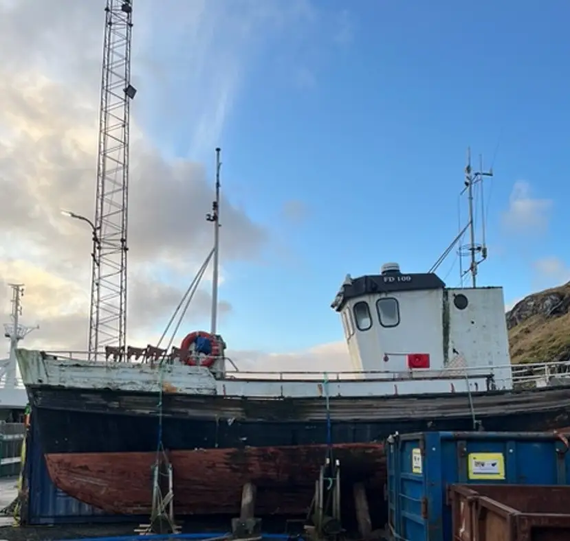 Útróðrarbáturin Víkingur FD 109 við stórum fiskiloyvið
